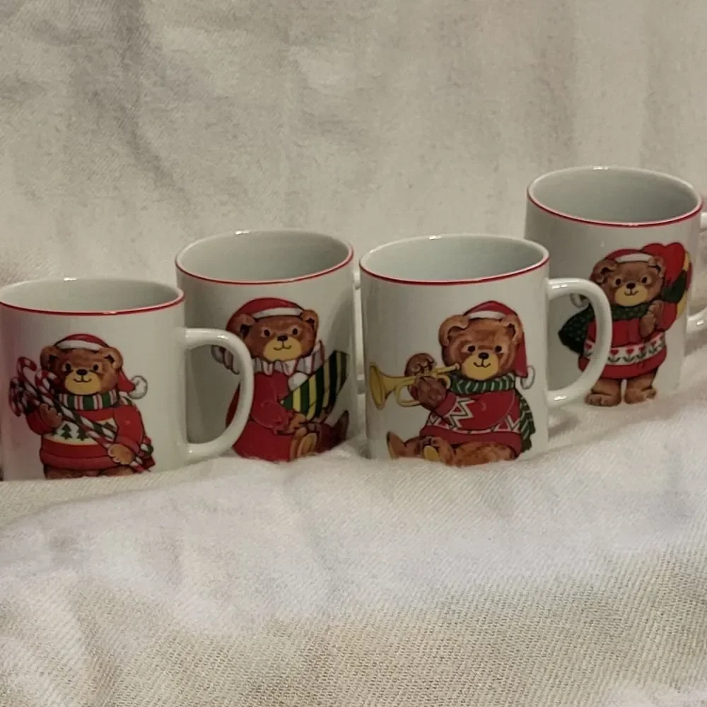 Fine Porcelain Vinatge 4pc White Christmas Theme Bears Mug Set Brand New